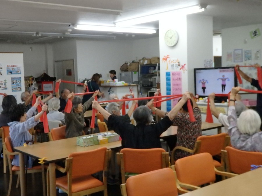 ヒューマンライフケア稲城の湯（介護職/ヘルパーの求人）の写真6枚目：３０名定員でほぼ満席の人気事業所。認知症予防の【ヒューマン体操】も毎日行います