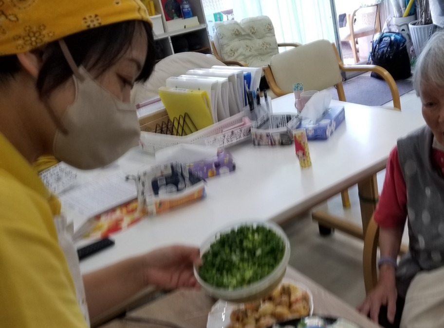 栄町デイサービスの写真13枚目：みんな大好き、たこ焼き！