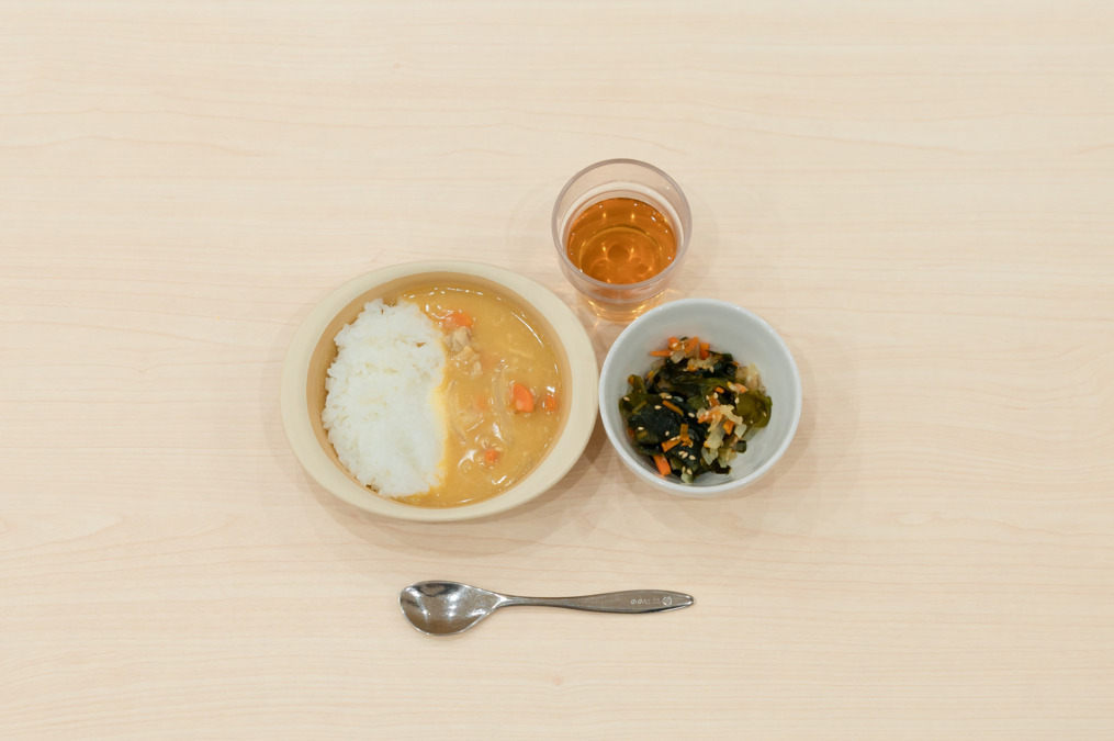 まま保育園 文の里(保育士の求人)の写真3枚目:YouTubeで大人気の「あおいの給食」を食べて元気いっぱいの子ども達です。