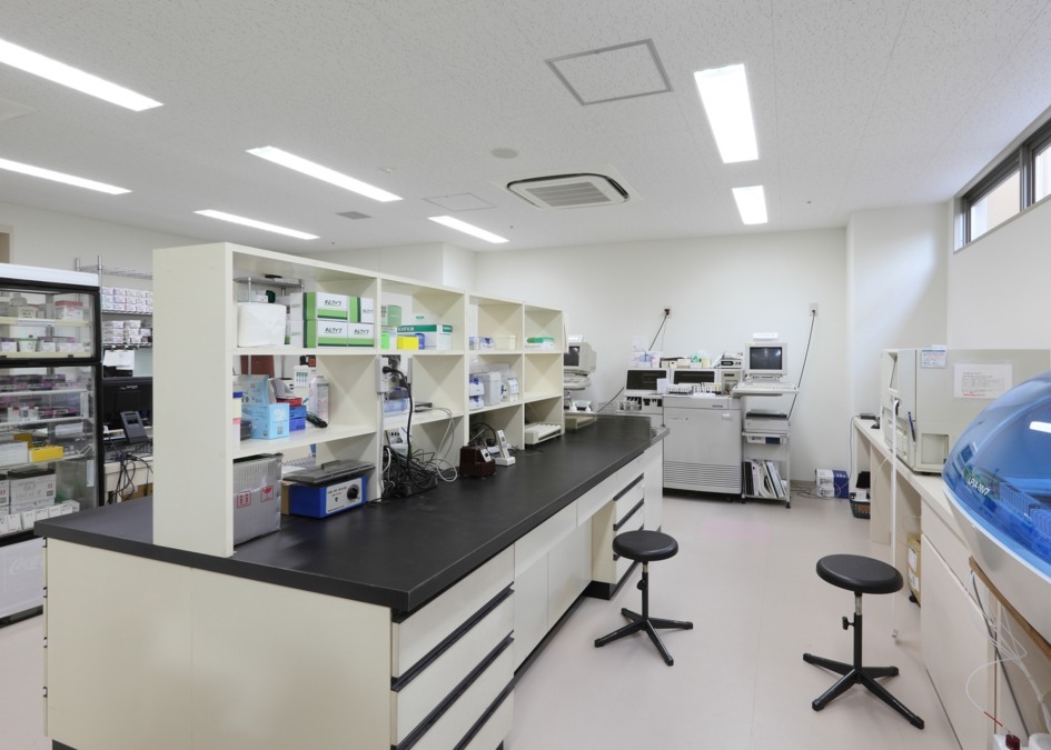 美原病院（臨床検査技師の求人）の写真6枚目：検査科の生化学検査室です