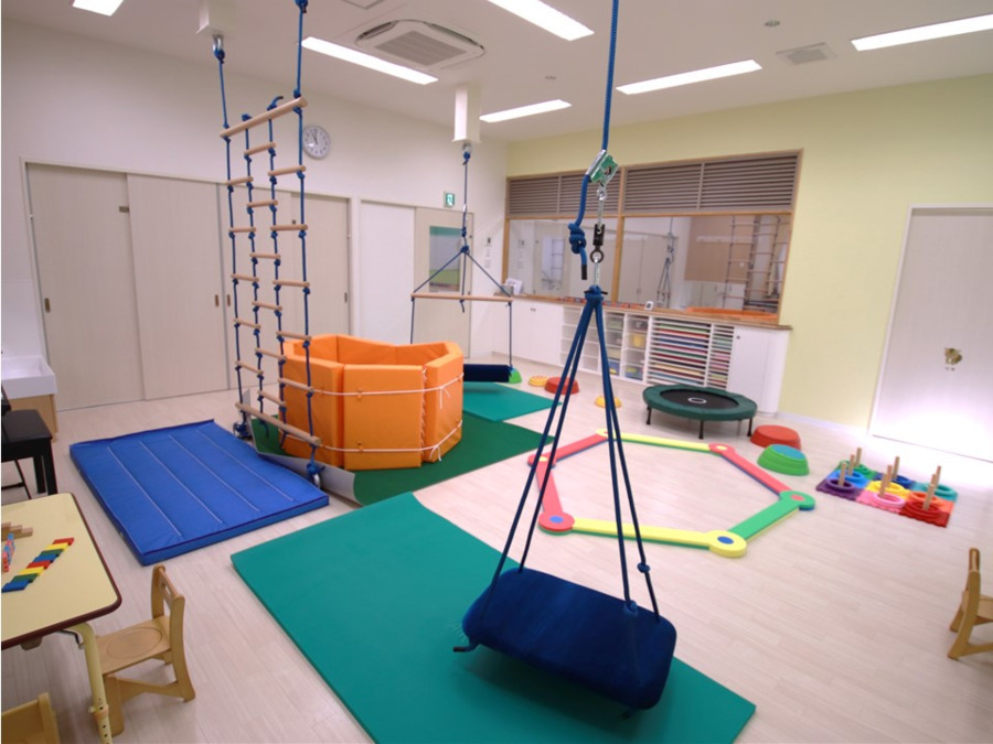 アートチャイルドケアSEDスクール山形城西　（児童発達支援教室）の写真2枚目：他にはあまり見られない大型の感覚調整遊具や玩具も充実！！
