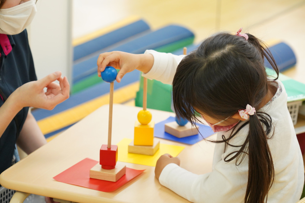 発達支援トモノエ学校前教室（言語聴覚士の求人）の写真4枚目：マンツーマンで子供と机を挟んで丁寧に向き合えます