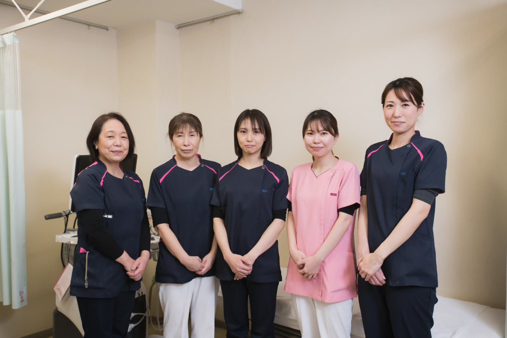 医療法人社団重信クリニックの写真6枚目：外来スタッフです。皆が協力し家庭と両立して頑張っています。