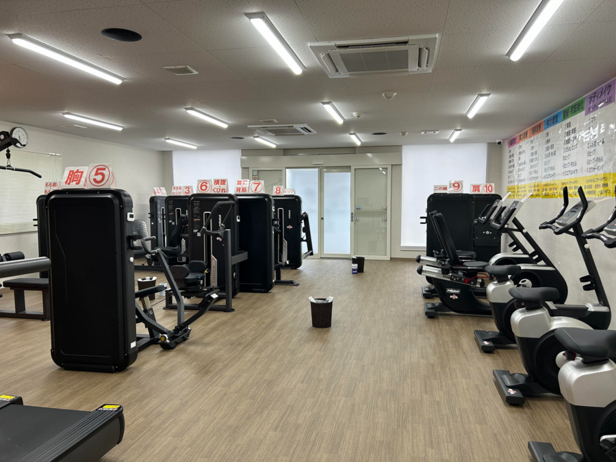 整体・トレーニング　ケアプロテクト（インストラクターの求人）の写真3枚目：7月末に完成したてのマシンジムエリアです。