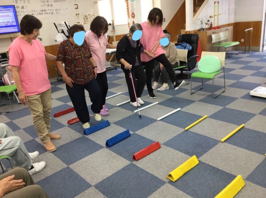 リハビリ特化型デイサービス　とまリハ明野（介護職/ヘルパーの求人）の写真2枚目：歩行訓練様子