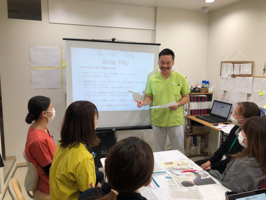 ラビット歯科　春日部医院の写真6枚目：月1回の院内ミーティング