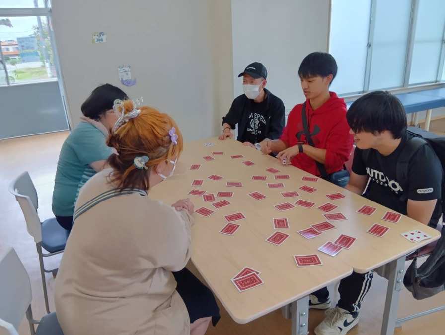 グループホームけやき　八街館（仮）【2026年02月01日オープン予定】（生活支援員の求人）の写真2枚目：日中も楽しく過ごしている利用者さん♬