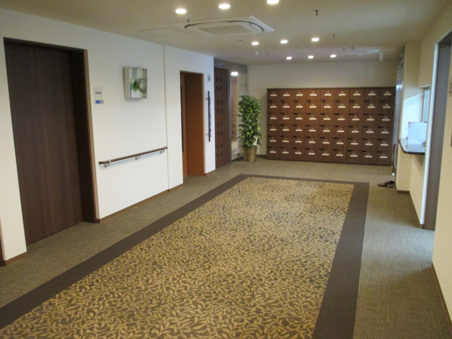 ミモザ白寿庵足立江北サービス付き高齢者向け住宅の写真2枚目：エントランスです。施設内は掃除のよく行き届いた明るく清潔な空間となっております♪