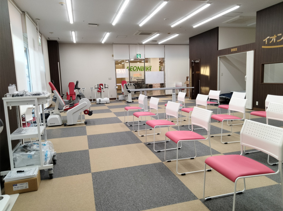 イオンスマイル古河店【2025年02月03日オープン】（介護職/ヘルパーの求人）の写真2枚目：明るくきれいな室内♪
マシンや体組成計、平行棒等の設備があります♪