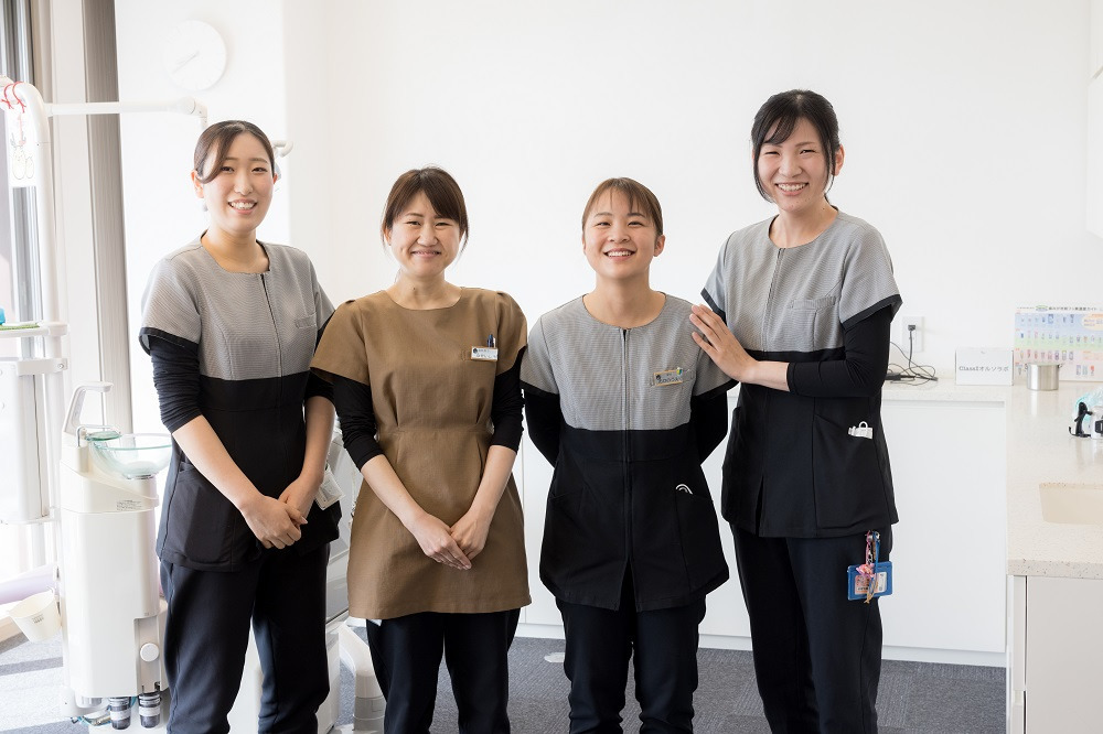 医療法人社団しん治歯科医院の写真3枚目：受付・歯科助手も多数在籍。歯科業界未経験者でも大歓迎です！