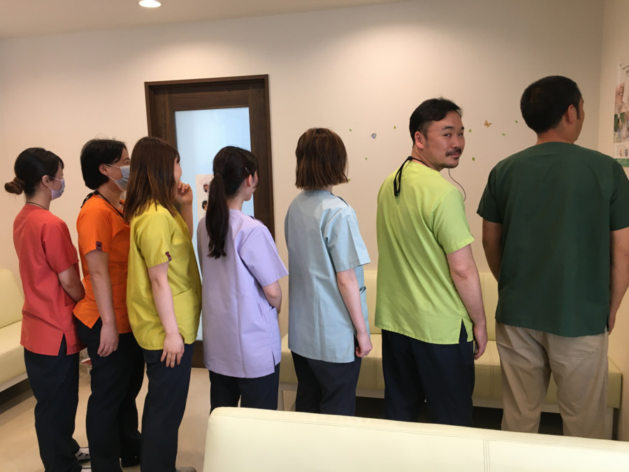 ラビット歯科　春日部医院の写真5枚目：全員集合！
スクラブ7色揃いました。
