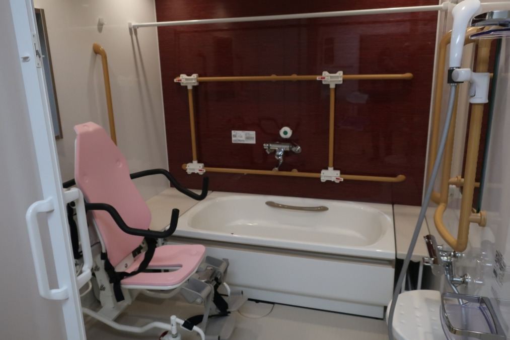 ミモザ新松戸グループホームの写真3枚目：浴室です♨入浴介助はご利用者に寄り添ったより細やかなケアの提供が求められます。