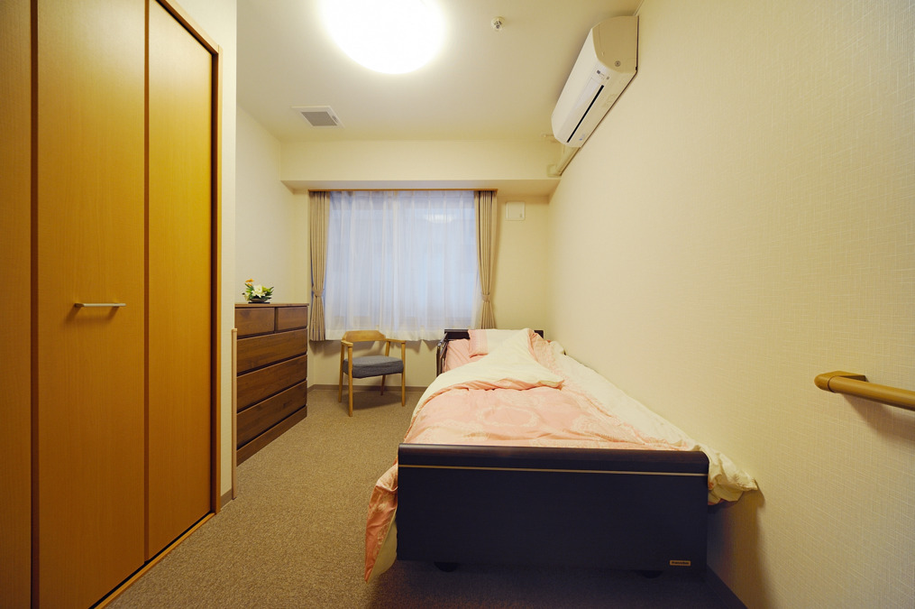 ミモザ横浜岸谷グループホームの写真3枚目：居室です。私達はご利用者・職員の笑顔が絶えない施設を目指しております☆
