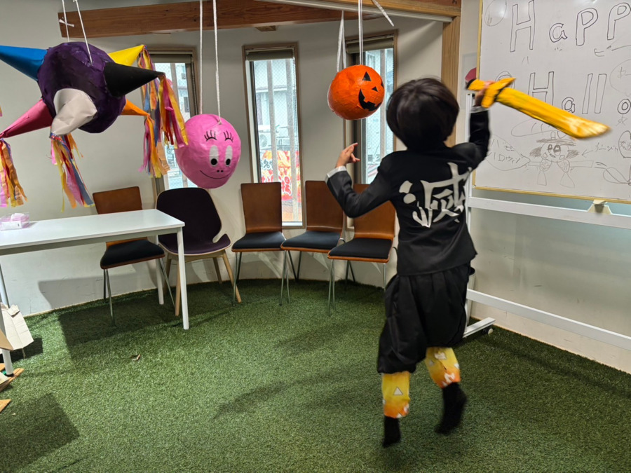 放課後等デイサービス　ここから仲ばる（保育士の求人）の写真8枚目：手作りピニャータを割りました！