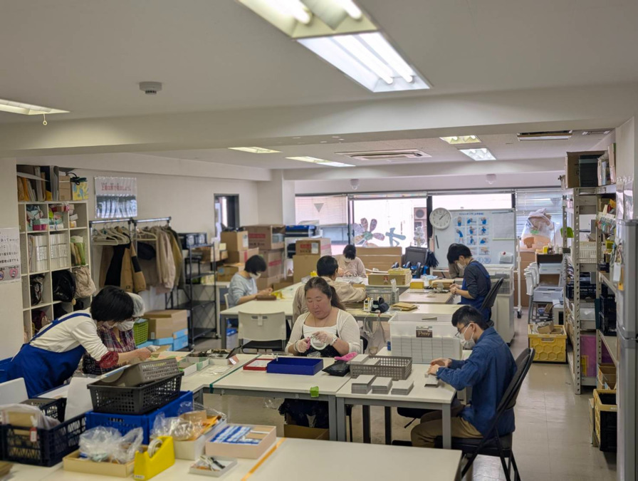 障がい者就労継続支援B型事業所　こすもす浅草橋（生活支援員の求人）の写真3枚目：作業中の様子