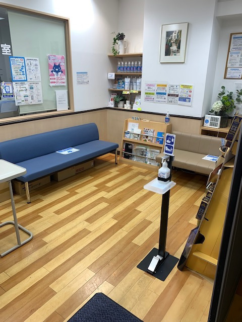 薬ヒグチ調剤薬局 パークタワー店（薬剤師の求人）の写真4枚目：薬ヒグチ薬局　パークタワー店　待合室