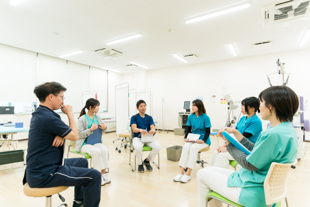 医療法人　隼真会　河野整形外科（看護師/准看護師の求人）の写真8枚目：困ったことや迷ったことは、皆で話しあって即解決！
風通しの良い組織です♪