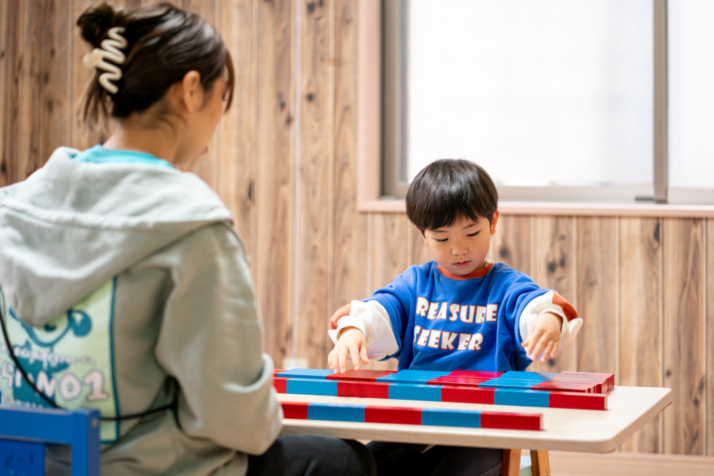 児童発達支援 みらいNO1の写真2枚目:モンテッソーリ教具を使った個別療育