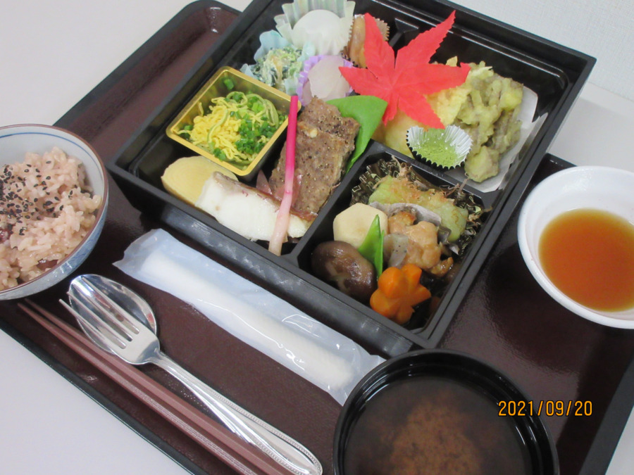 デイサービスセンター　いち里の写真6枚目：食事は厨房で手作りのものを提供しています。イベント食はとても豪華ですよ。