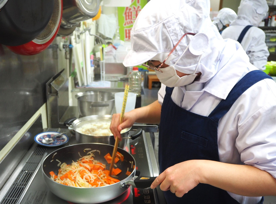就労継続支援B型事業 ここにの写真4枚目：同じ法人内のグループホームの夕食をなど調理の仕事もしています。