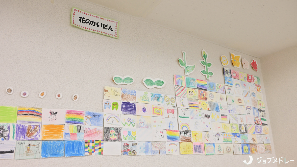 StepUP蒔田通町教室（保育士の求人）の写真15枚目：色とりどりの作品を展示しています