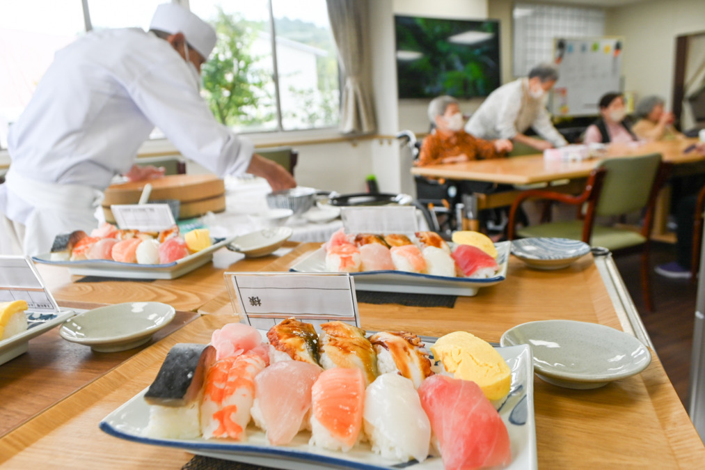 かすがやま翔裕館Ⅰ号館（管理職（介護）の求人）の写真2枚目：デイサービスでのイベントの様子