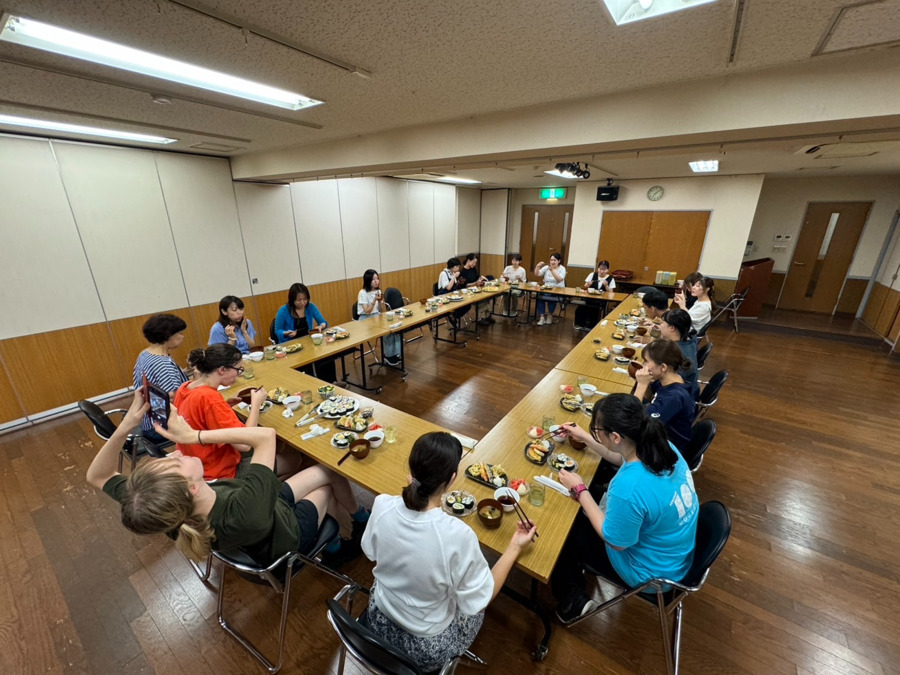 幼保連携型認定こども園 　興望館こども園（管理栄養士/栄養士の求人）の写真7枚目：海外学生と職員の交流食事会