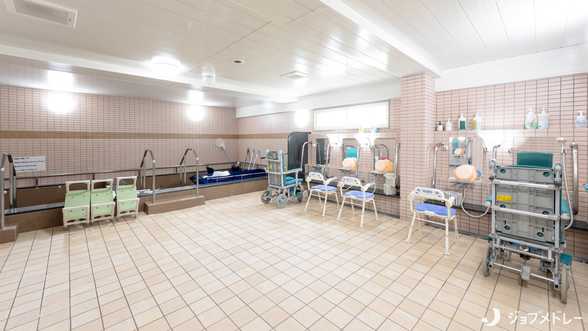 朝日ケアホーム山鼻（介護職/ヘルパーの求人）の写真9枚目：お一人おひとりのお身体のご状態に合わせて入浴のお手伝いをしています