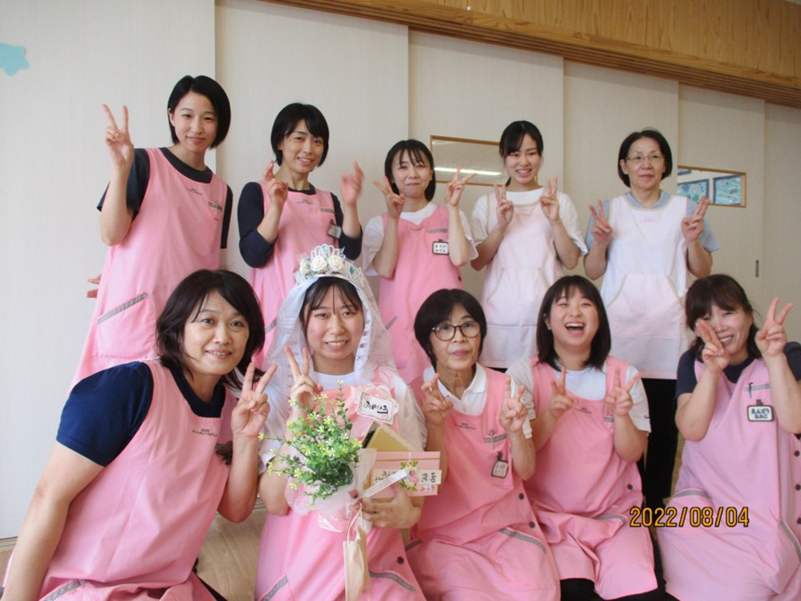 鳥取県立中央病院キッズルームスマイル(保育士の求人)の写真:日々笑いの絶えない温かい雰囲気の中、チームワークの良さはどこにも負けません!!