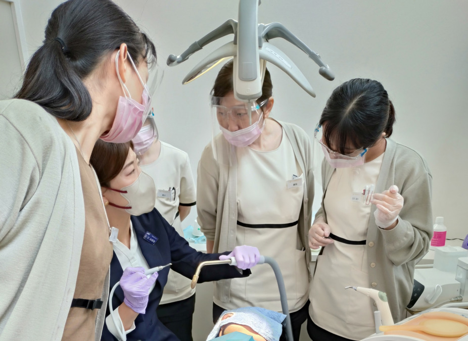 みつおか歯科クリニック（歯科衛生士の求人）の写真3枚目：練習風景　