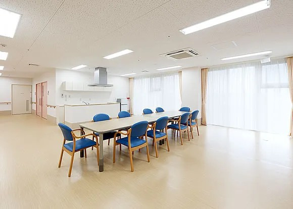 特別養護老人ホームはなみずきの杜（介護職/ヘルパーの求人）の写真3枚目：【1F共同生活室】自宅リビングをイメージし、対面キッチンも設けてあります。