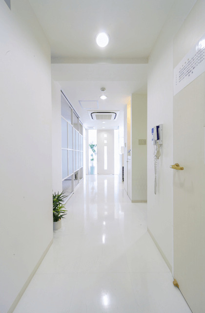 クローバー歯科(歯科衛生士の求人)の写真4枚目:半個室タイプの診療室でプライバシーにも配慮