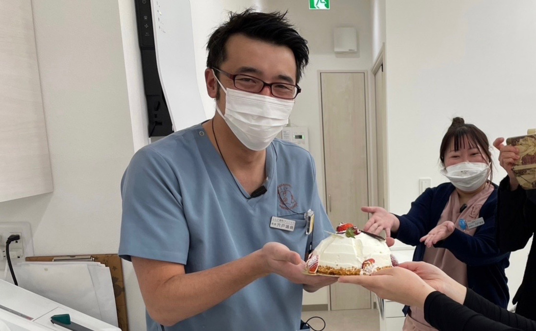 ししど歯科クリニック（歯科助手の求人）の写真10枚目：お誕生日ケーキの贈呈♪甘いものに目がない院長先生