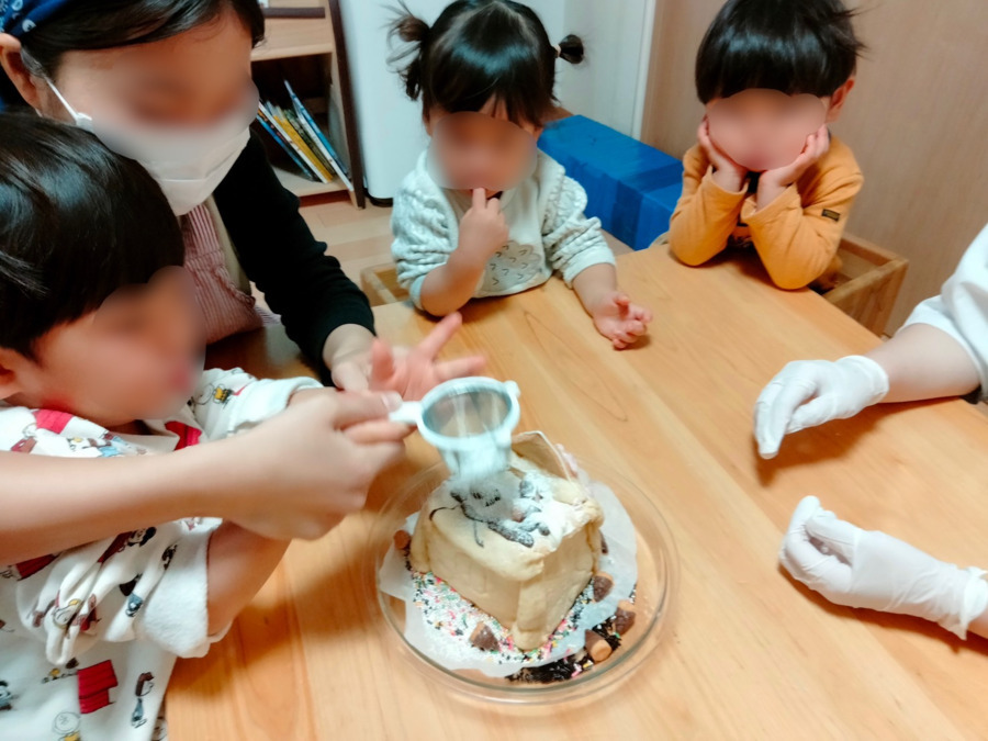 プルミエール保育園 浅草橋（保育士の求人）の写真4枚目：調理担当と一緒に食育をすることも☺
写真はクリスマス会用のお菓子の家🎄