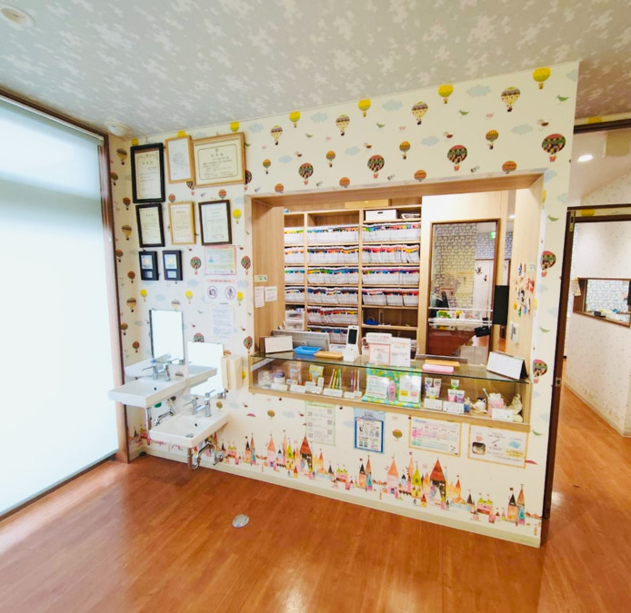 たんぽぽ小児歯科(歯科衛生士の求人)の写真7枚目:受付風景。洗面台も子供達の成長に合わせて2つ設置してあります。