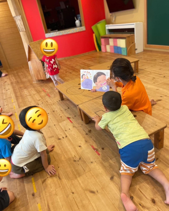 児童発達支援事業所　chouchou小泉の写真2枚目：今日はどんなお話かな？みんな絵本にくぎ付け