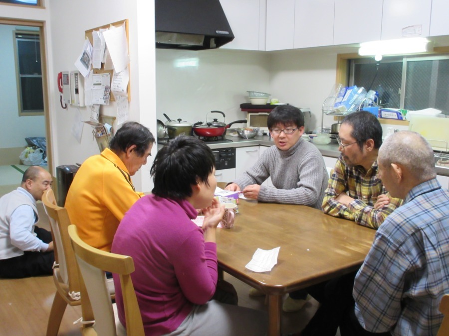 ハイツきさらぎの写真2枚目：入居者と職員で話し合いの時間
