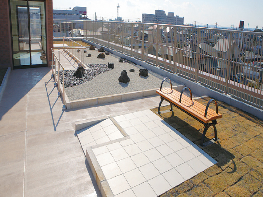 介護付き有料老人ホームでらいと焼津(介護職/ヘルパーの求人)の写真3枚目:屋上があります♪