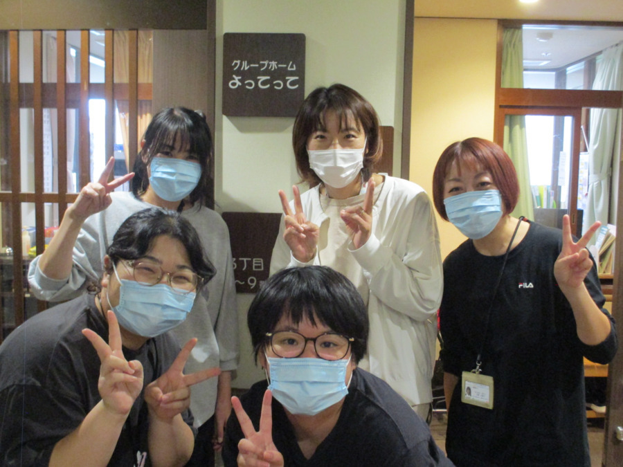南生協よってって横丁 グループホームよってって(介護職/ヘルパーの求人)の写真2枚目:グループホームよってっての職員です。和気藹々とやっています😊2ユニットあります