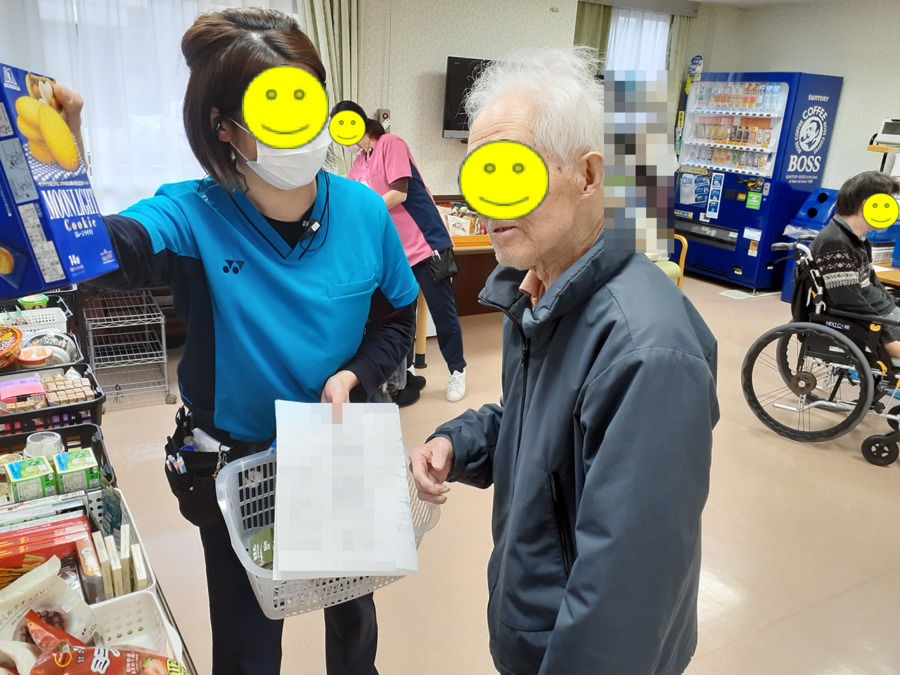 ラ・ソーラ　みのお牧落駅前（サービス提供責任者の求人）の写真9枚目：レクレーションで風船バレー！