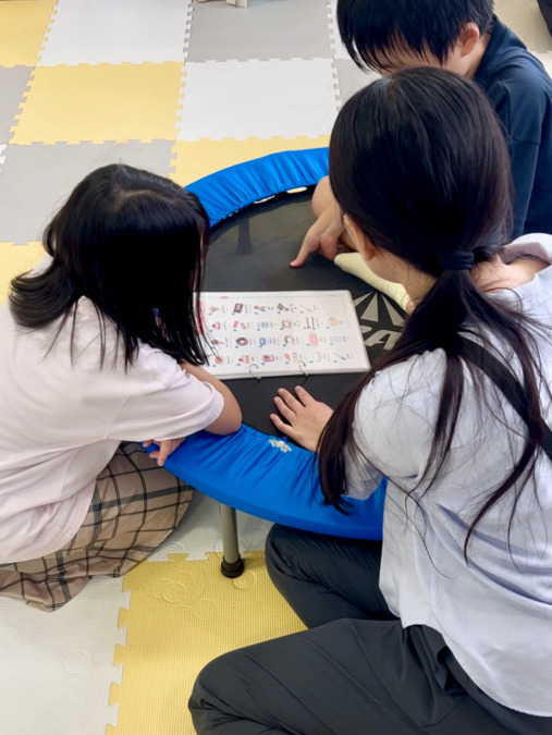 放課後等デイサービス    ウィズ・ユーたかとり（児童指導員/指導員の求人）の写真2枚目：小学生は英語のお勉強も♪