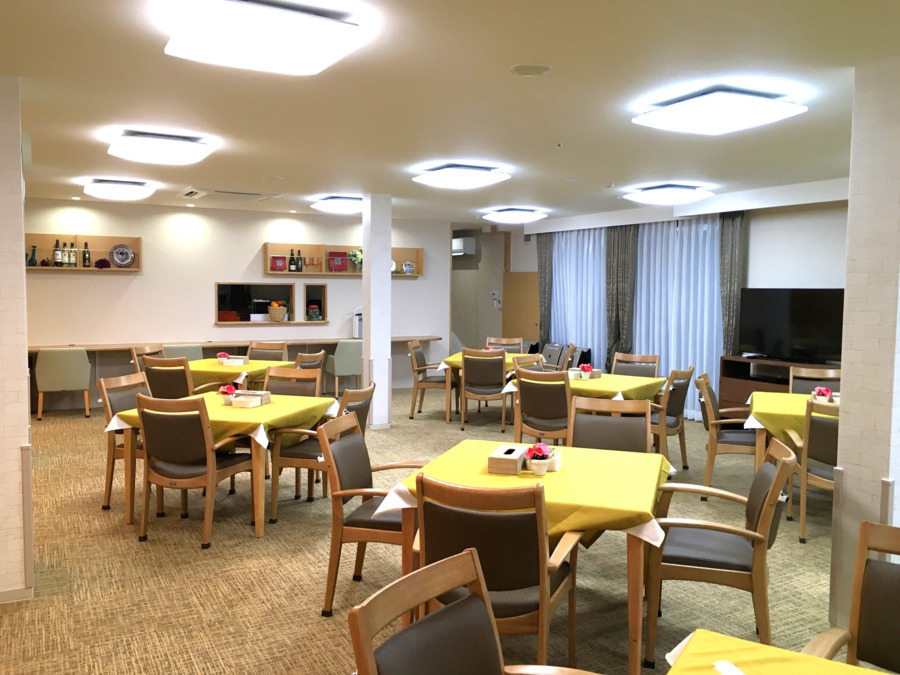 ミモザ川越やまぶき苑アンダルシアサービス付き高齢者向け住宅の写真4枚目：リビング兼食堂です。掃除のよく行き届いた明るく清潔な空間となっております♪