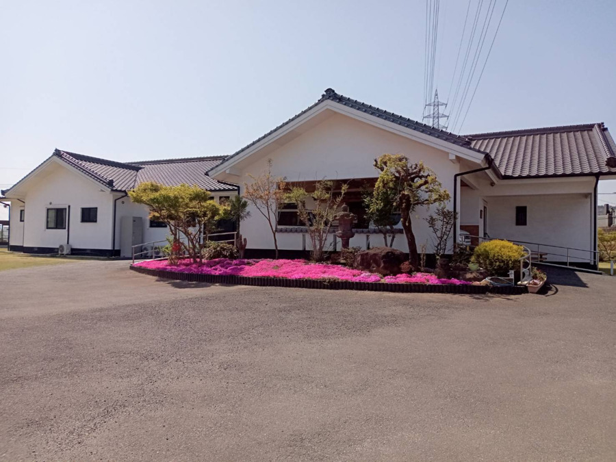 小規模多機能ホームよんなっせ(介護職/ヘルパーの求人)の写真2枚目:春には花壇いっぱいの芝桜が咲きます。