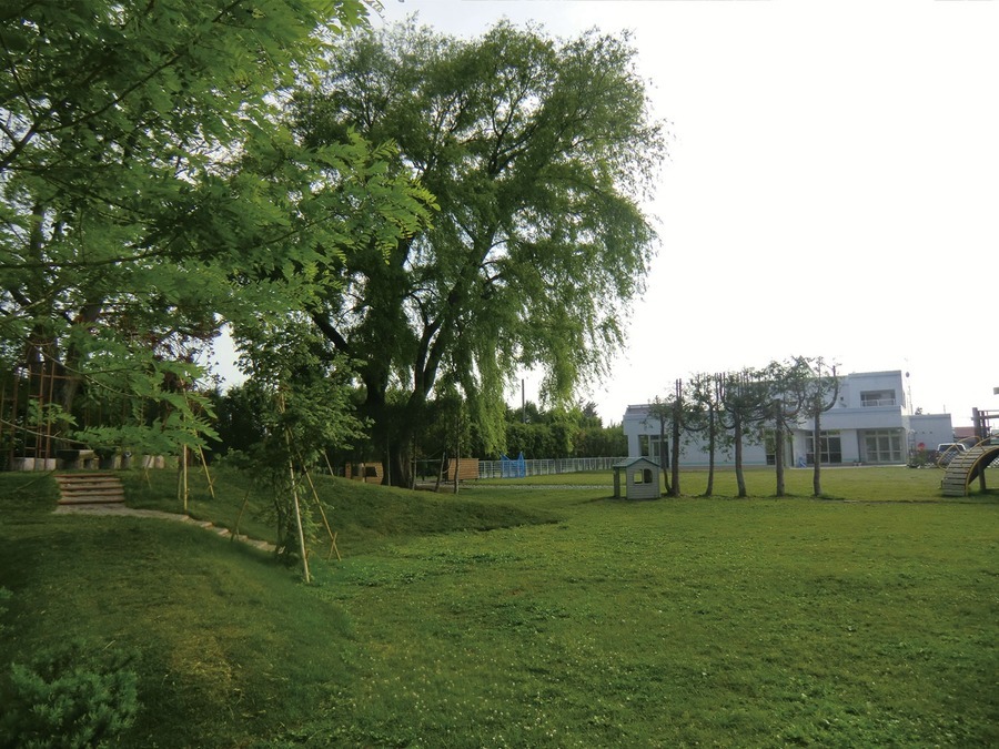 栗山いちい認定こども園の写真2枚目：自然豊かな町で、子どもたちが季節を感じながら、過ごせる環境です。