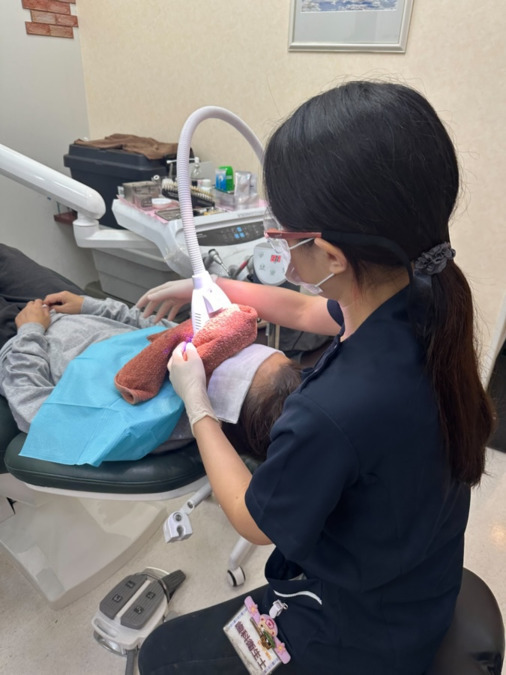 おおむらファミリー歯科(歯科衛生士の求人)の写真5枚目:歯科衛生士によるホワイトニング治療の風景です。