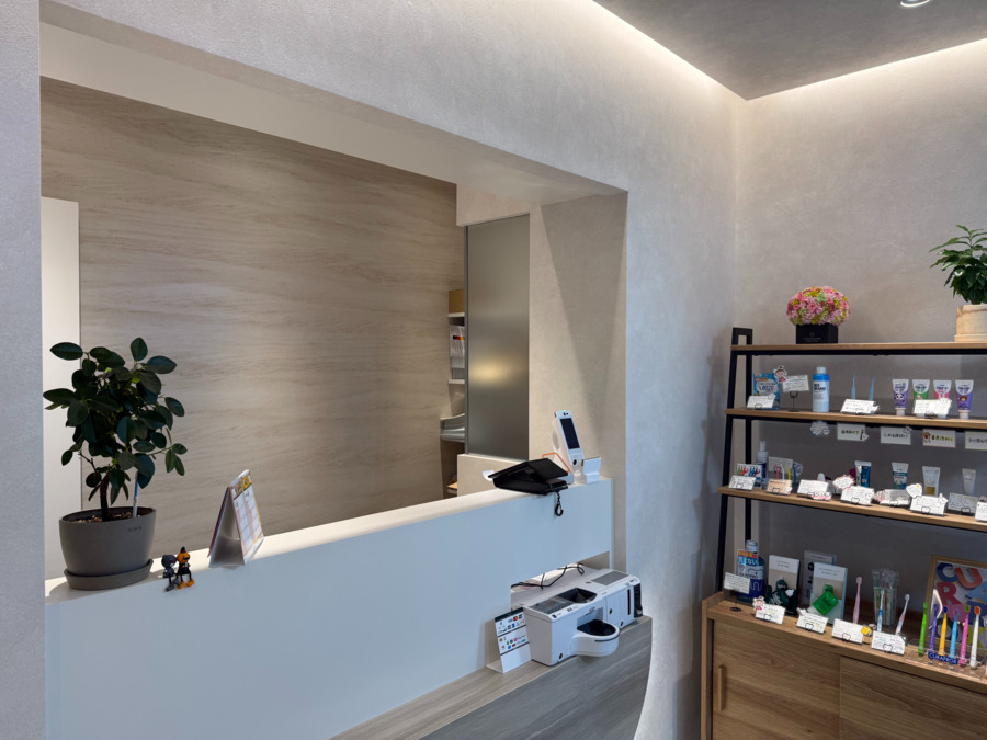 綱島ももの木デンタルクリニック【2025年09月01日オープン】(歯科衛生士の求人)の写真3枚目:受付周り