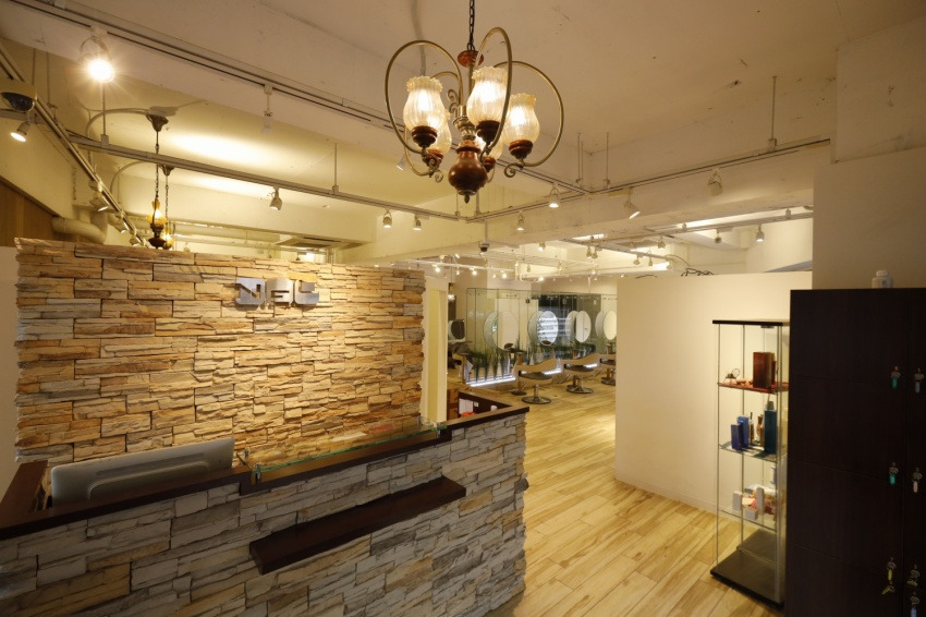 NEO Hair東武曳舟店(美容師の求人)の写真3枚目:理容室(メンズ)が併設しているため、店内も広々としています!