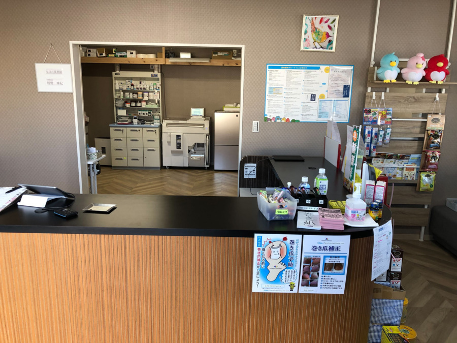 あいち薬局西岡崎（調剤事務の求人）の写真3枚目：広々とした受付・投薬カウンターです