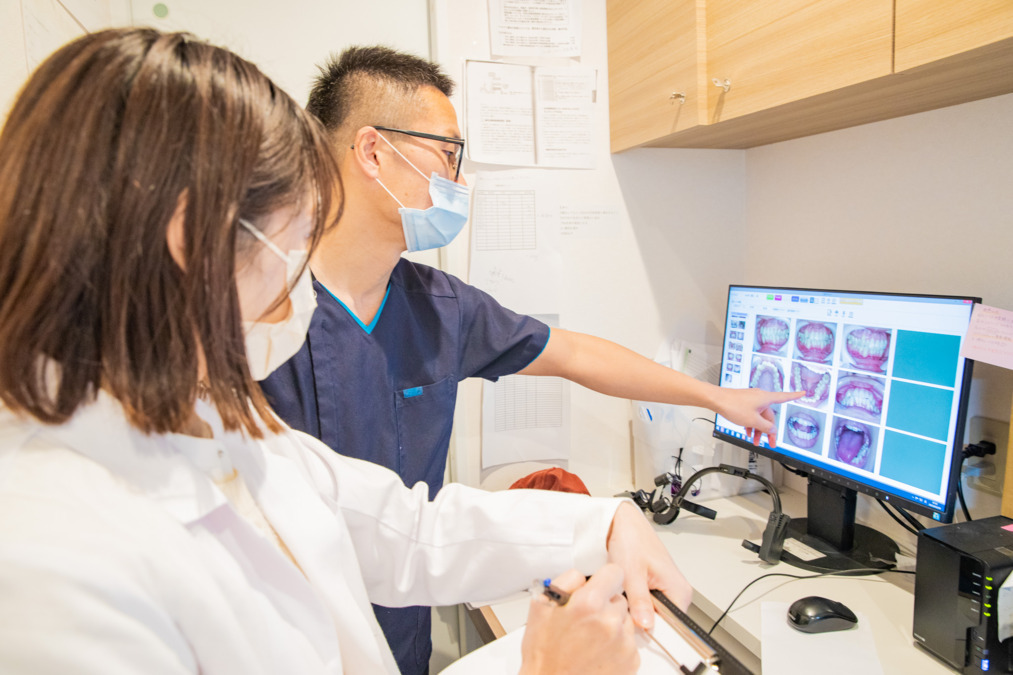 うえほんまち歯科（医療事務/受付の求人）の写真2枚目：未経験の方にも専任の指導者をお付けしますので、ひとつずつ安心して習得できます。
