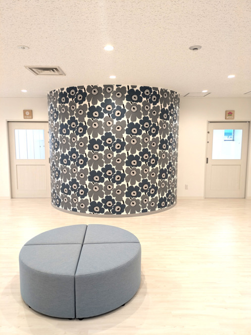 わんわん保育園 　本町園【2025年04月01日オープン】（看護師/准看護師の求人）の写真2枚目：エントランスです。
子どもの笑い声がいつも響いています。